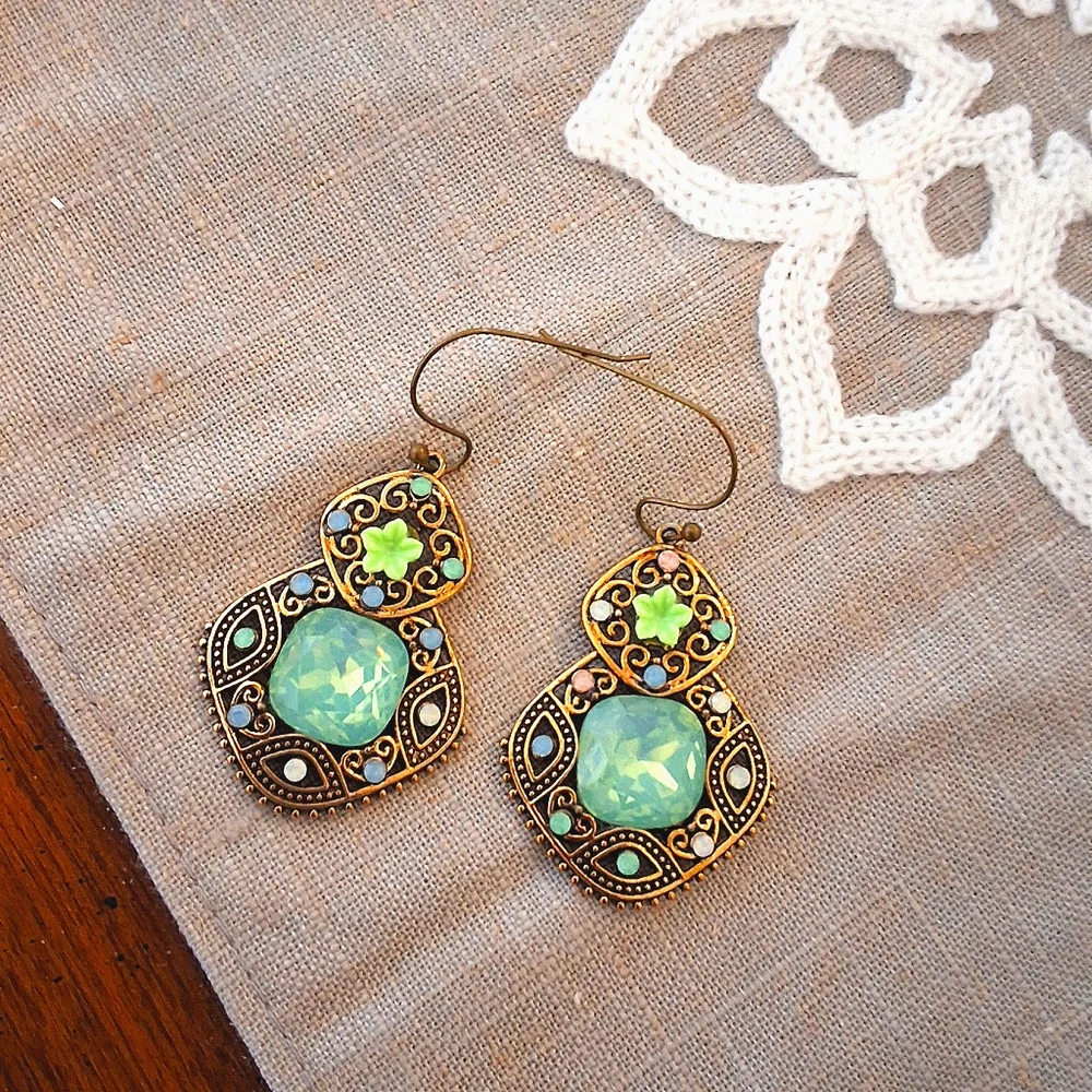💥SALE💥NEW Flower Jeweled Green Gold Bohemian Dangle Earrings - Picture 4 of 5